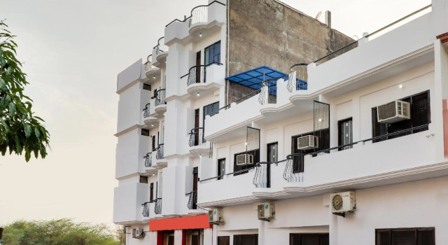 SPOT ON 38567 Hotel Aryan, Забронировать Отель Отели Гомти Нагара с парковкой, Парковка