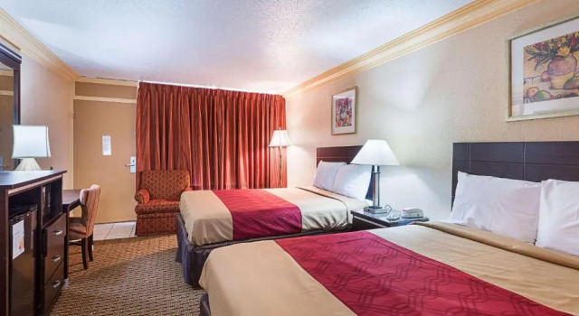 Четырёхместный номер Standard Parkway Inn of Birmingham