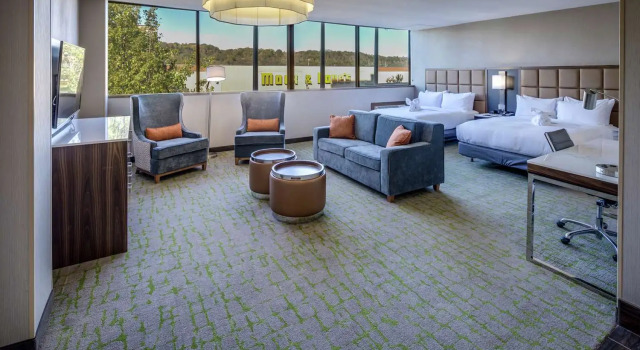 Номер Standard с видом на реку DoubleTree by Hilton Huntington, WV