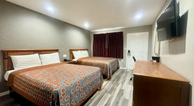 Четырёхместный номер Standard Villa Court Inn Oroville
