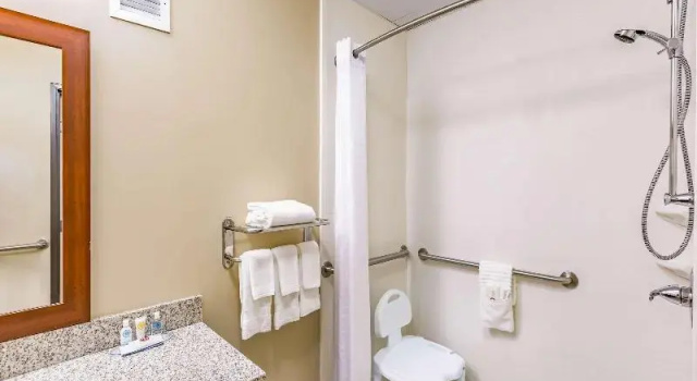 Четырёхместный номер Standard Comfort Inn Altoona-Des Moines