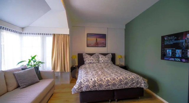 Unique Courtyard House with Sauna in Alkmaar city center, Забронировать Отель Алкмар Noord-Kennemerland