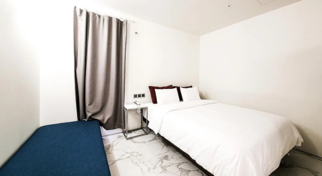 Номер Premier Elephant Shower Hotel