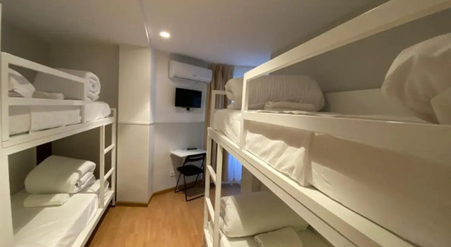 Кровать в общем номере Far Home Gran Vía