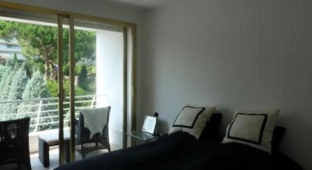 Two Bed Apartment in a Gated Residence With Gardens in Cannes With sea Views - 865