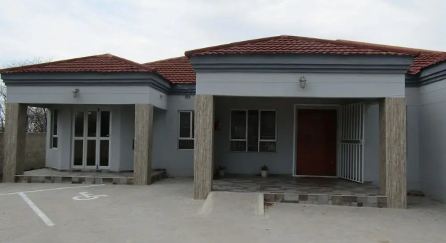 Lilly Petals Guest House, Prenota Affittacamere Hotel a Ngamiland East con piscina, Piscina