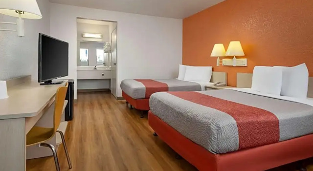 Номер Deluxe Motel 6-Buena Park, CA - Knotts Berry Farm - Disneyland