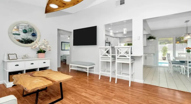 Charming Largo Home w/ Private Pool: 1 Mi to Beach, Buchen Sie Ferienhaus Cottages in Pinellas County, Cottage