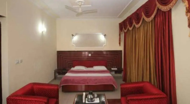 Hotel Natraj, Upper Dharamshala, Забронировать Отель Мак-Леод-Гейндж штат Химачал-Прадеш