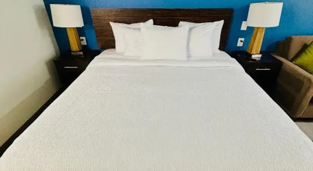 Двухместный номер Standard c 1 комнатой Hallmark Inn & Suites Newly Renovated Rooms San Antonio Northeast