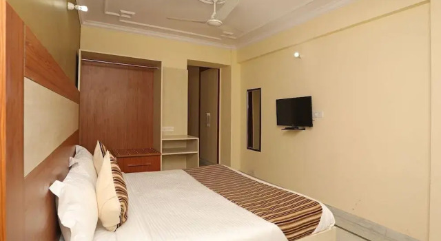 Hotel Red Flag By OYO Rooms