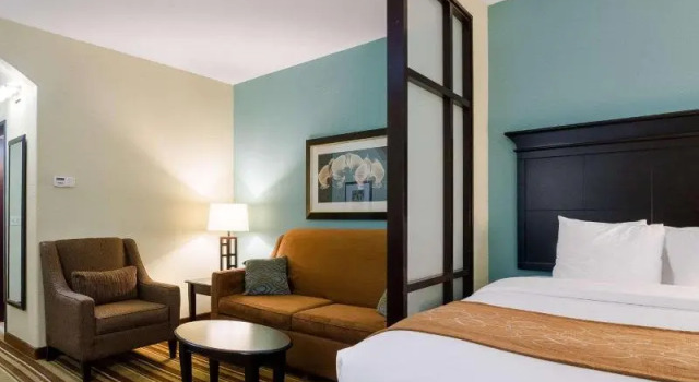 Номер Standard Comfort Suites Topeka Northwest