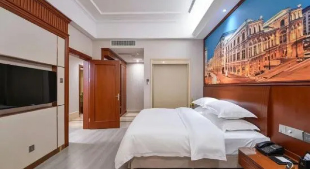 Люкс Vienna International Hotel ·Shaoguan Baiwang Square Waterside Pavillion