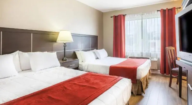 Четырёхместный номер Classic с балконом Hotel Ambassadeur et Suites
