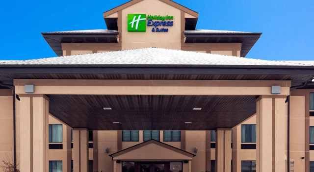 Кровать в общем номере Holiday Inn Express & Suites Winner by IHG