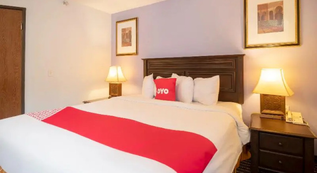 Полулюкс OYO Townhouse Houston Airport North