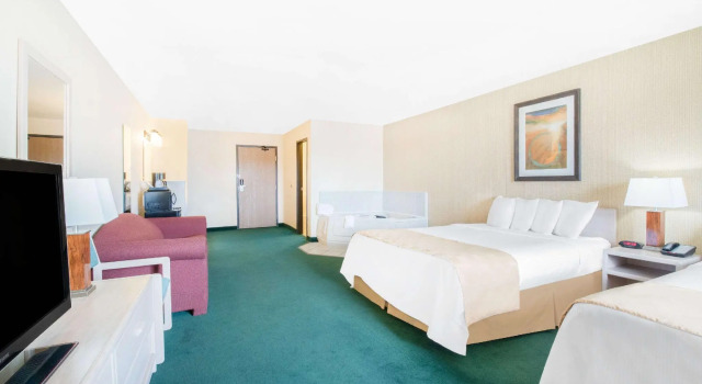 Четырёхместный номер Standard Days Inn & Suites by Wyndham Fargo 19th Ave/Airport Dome