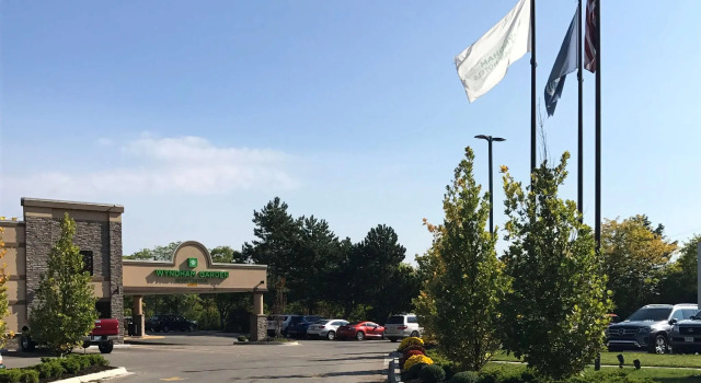 Кровать в общем номере Wyndham Garden Ann Arbor