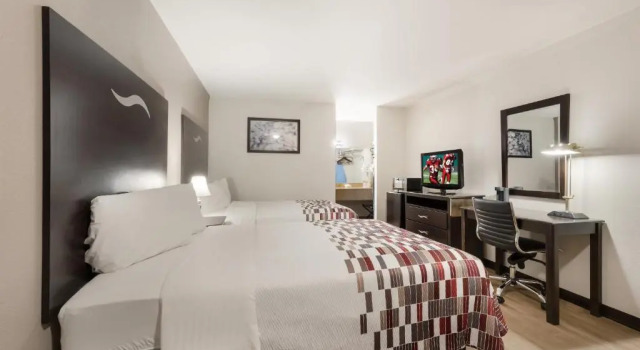 Четырёхместный номер Superior Red Roof Inn College Station