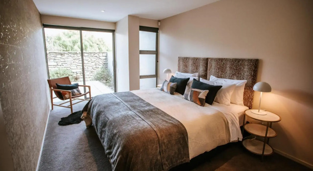 Lake Edge - Sleeps 6 - Centrally Located - Lake & Mountain Views