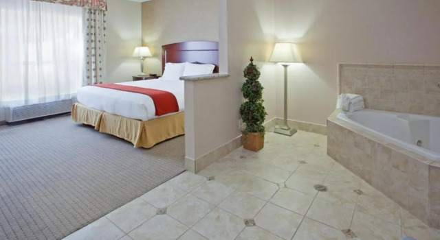 Люкс Holiday Inn Express & Suites College Station by IHG