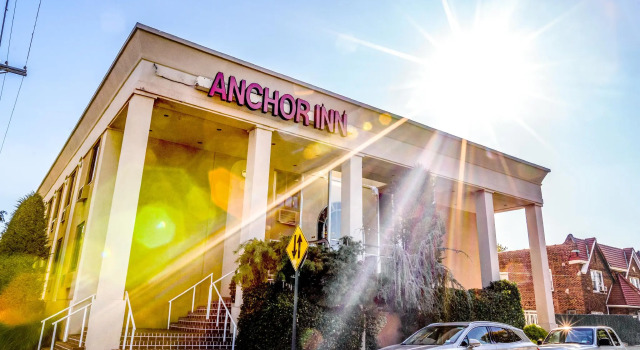 Кровать в общем номере Anchor Inn