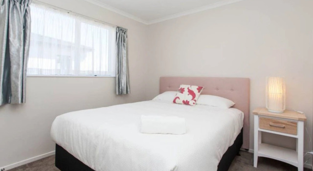 Spacious 3 bedroom in Flat Bush, Забронировать Отель Отели Флэтбуш 3 звезды, 3*