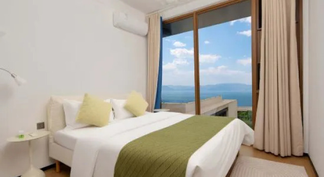 Люкс с 2 комнатами с видом на озеро Fuxian Lake Yuchen Homestay