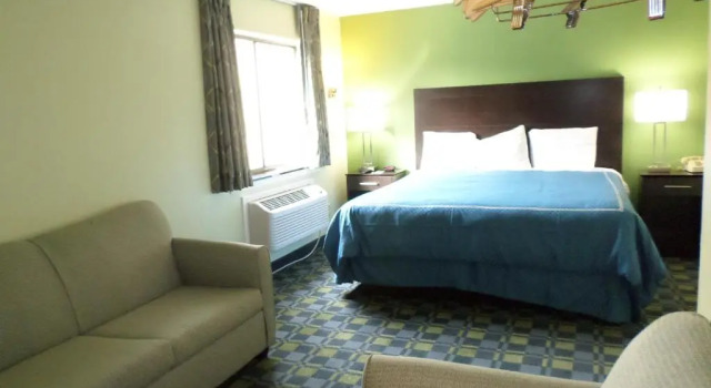 Двухместный люкс Travelodge by Wyndham Cleveland Lakewood