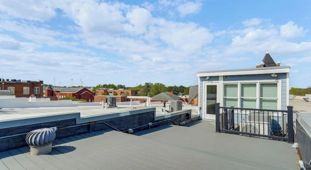 Stylish Downtown Loft: Rooftop Patio + 2 King Beds, Забронировать Апартаменты/квартира Фаеттевилле Северная Каролина, рядом с Fayetteville Transportation Museum