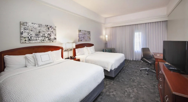 Четырёхместный номер Standard с балконом Courtyard by Marriott Valdosta