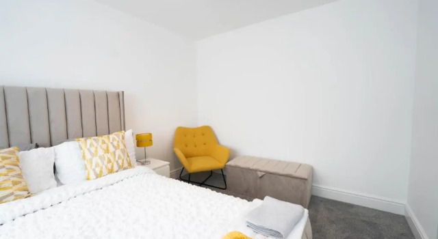 Entire Modern Home with Private Parking for 6/8 Persons