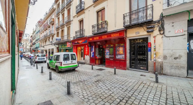 Bright & Spacious Three Bedroom Apartment in Centro, Boek Appartement Madrid Centrum Madrid, in de buurt van Edificio Grassy