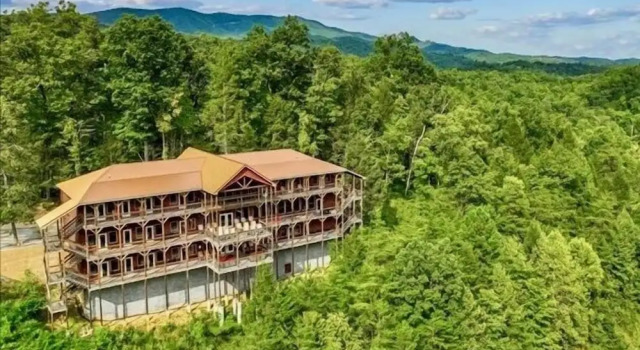 Номер Standard Sycamore Mansion 14 Bedroom Cabin by RedAwning