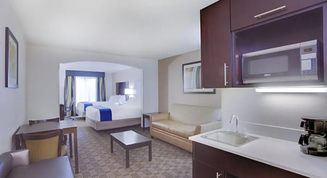 Номер Deluxe Holiday Inn Express Hotel & Suites Mebane by IHG