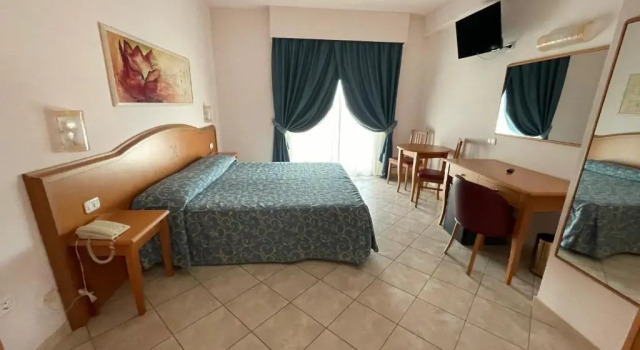 Четырёхместный номер Standard Roses Hotel