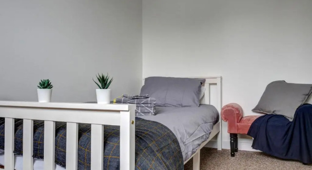 Low Cost, 4 Bed with Parking & Large Garden 04