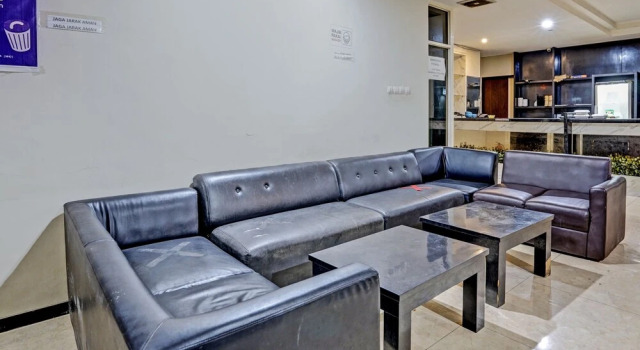 Super OYO Capital O 92633 Spring Hotel Gubeng, Book Hotel Cheap Hotels in Gubeng