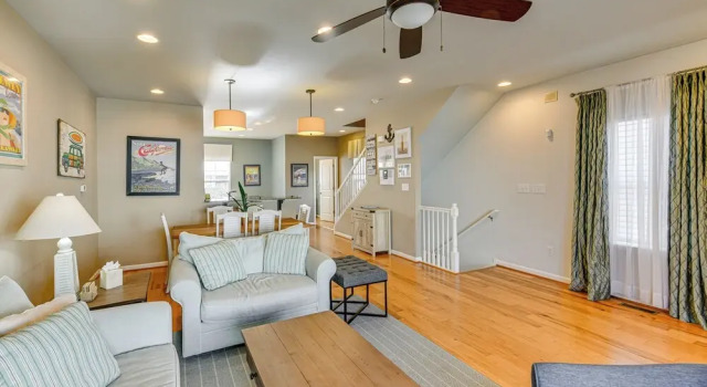 2 Mi to Beach: Townhome w/ Breezy Balcony!, Забронировать Отель Рехобот-Бич Delaware Beaches, рядом с Аутлет-центр Tanger Outlets Rehoboth Beach