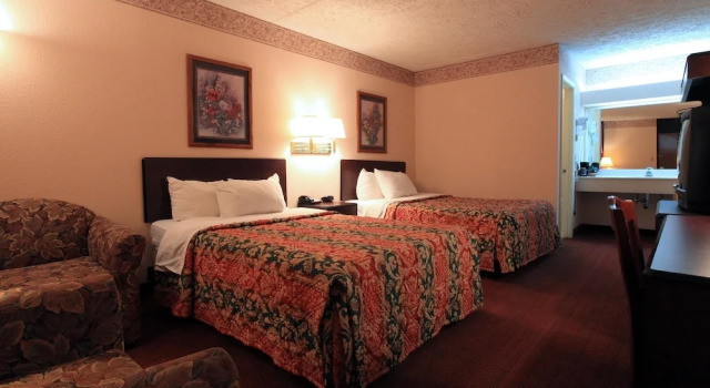 Четырёхместный номер Standard с балконом Americas Best Value Inn North Capital