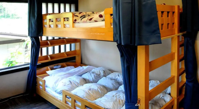 Кровать в общем номере Sakura Guest House