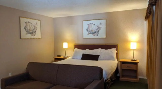 Студия Howard Johnson by Wyndham Downtown Kamloops