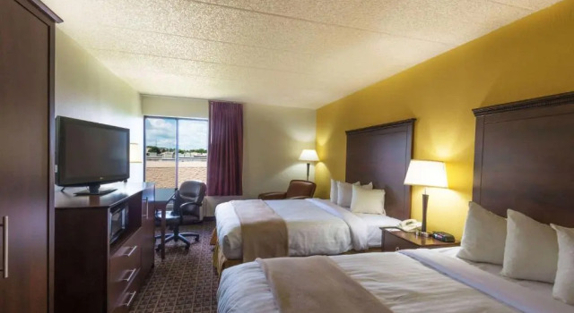 Четырёхместный номер Standard AmericInn by Wyndham Madison West