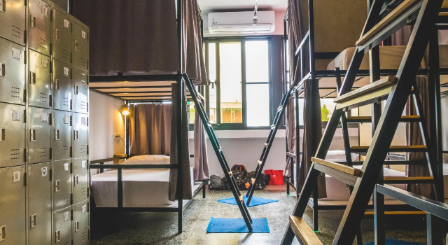 Кровать в общем номере World Inn 窩二樓小客棧民宿