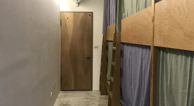 Кровать в общем номере с балконом Welcome Hostel