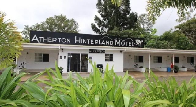 Кровать в общем номере Atherton Hinterland Motel
