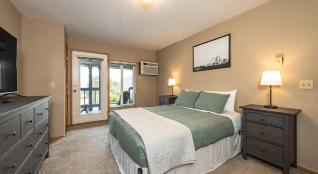 04 Lodge 1 Bedroom Condo by RedAwning, Забронировать Апартаменты/квартира Отели Худ-Ривер с парковкой, Парковка