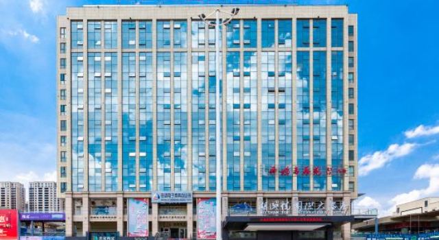 Hu Shan Yue International Hotel, Rezerwuj Hotel Hotele w Qujing z parkingiem, Parking