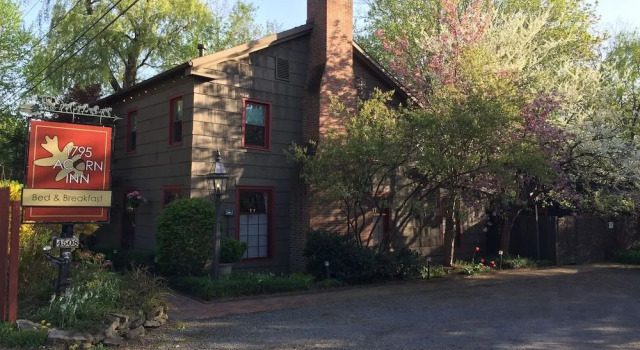 1795 Acorn Inn Bed and Breakfast, Забронировать Отель «постель и завтрак» Бристоль-Хиллс 