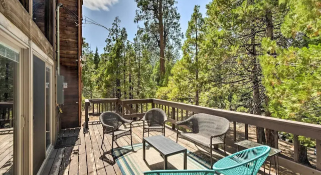 Charming Pinecrest Cabin w/ Private Deck, Book Hotel Hoteller i Pinecrest med parkering, Parkering